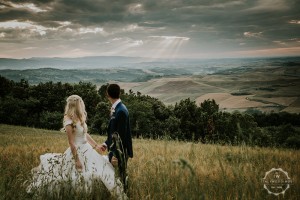 Villa wedding Tuscany sunset over hills