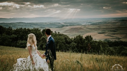 Villa wedding Tuscany sunset over hills