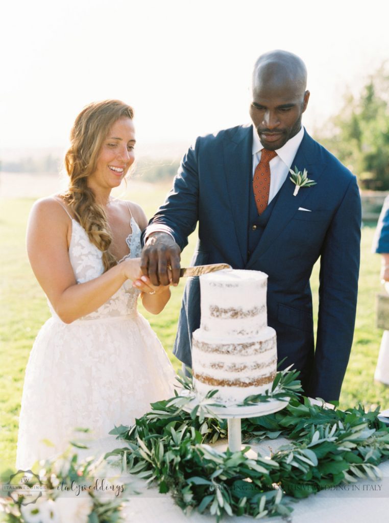 Stylish wedding Pienza Val D&#039;Orcia naked cake