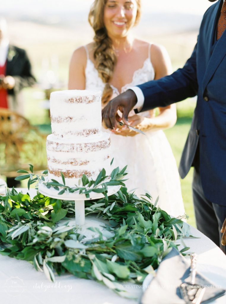 Stylish wedding Pienza Val D&#039;Orcia naked cake