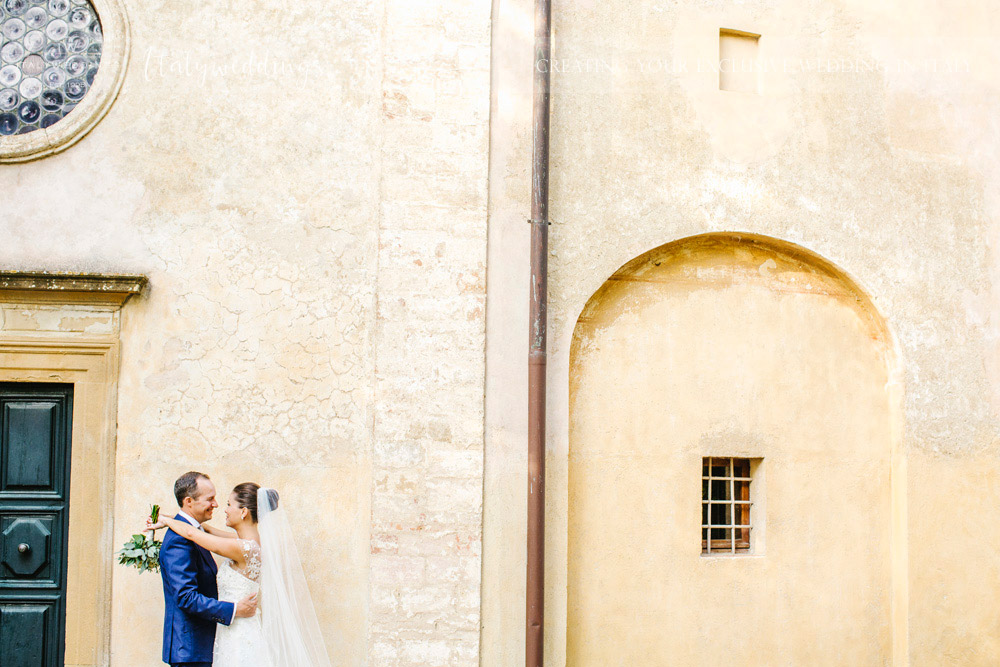 Symbolic blessing at Borgo Stomennano the couple