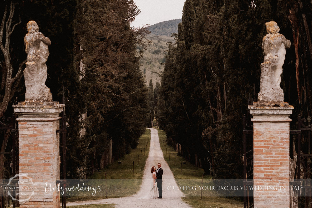 Stomennano wedding Tuscany couples portrait driveway