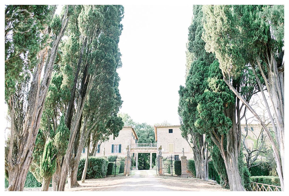 A stunning San Gimignano wedding and Italian wedding party at Stomennano Tuscany