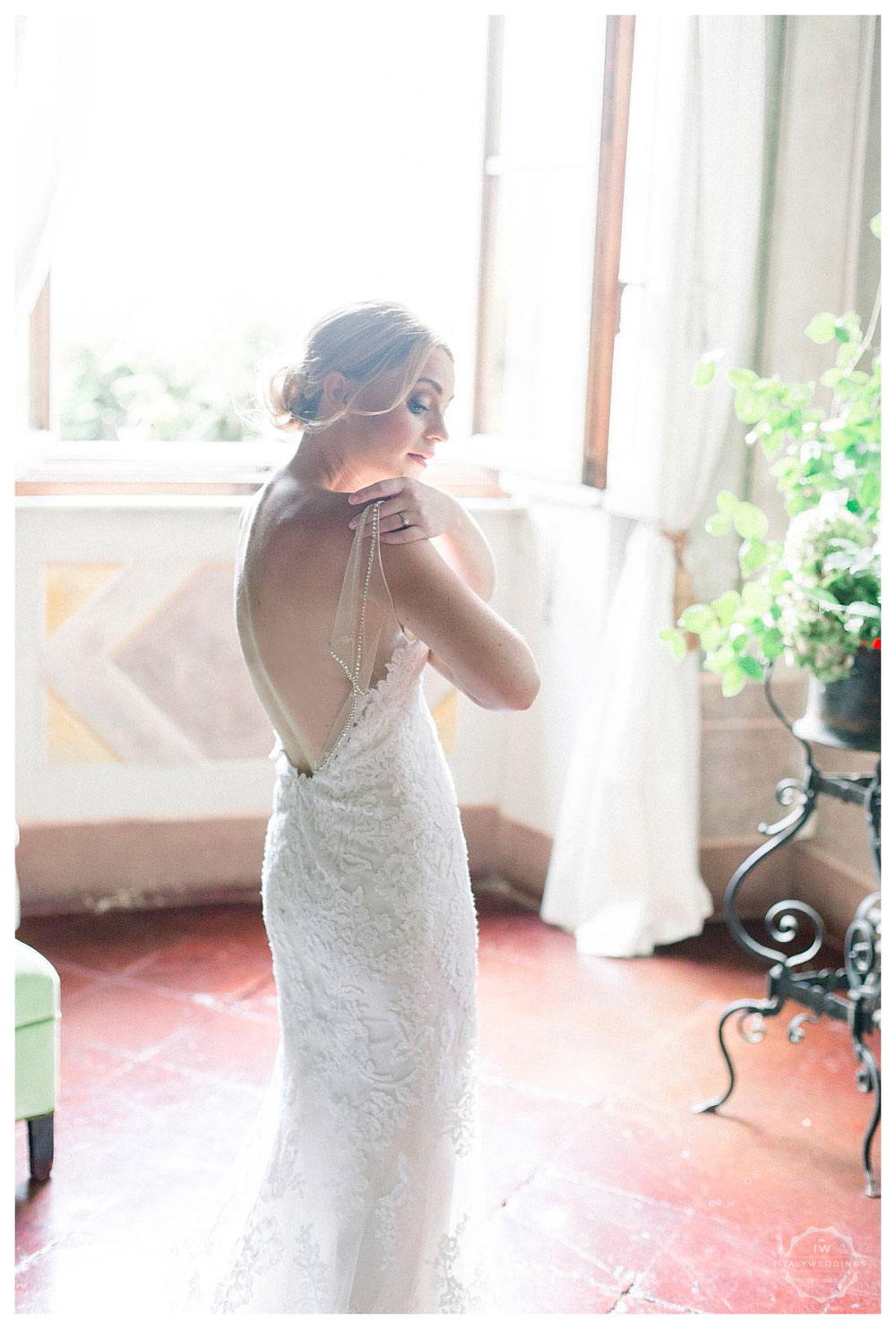 A stunning San Gimignano wedding and Italian wedding party at Stomennano Tuscany