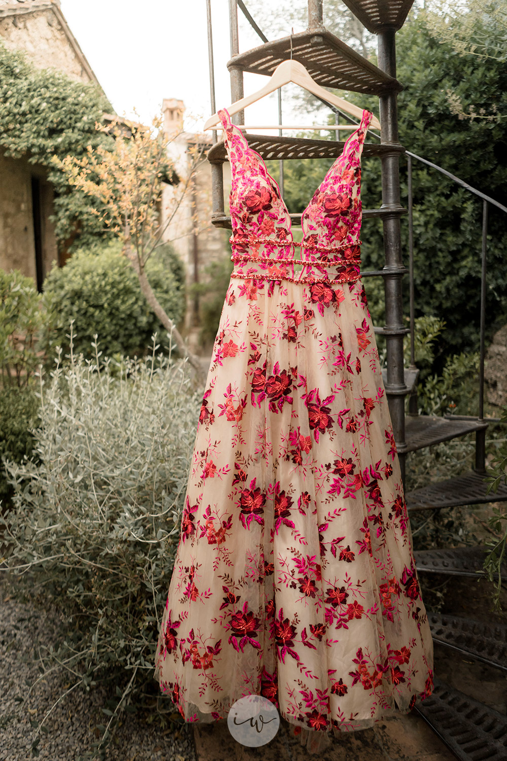 Stunning colorful wedding with strong pinks and reds in Tuscany