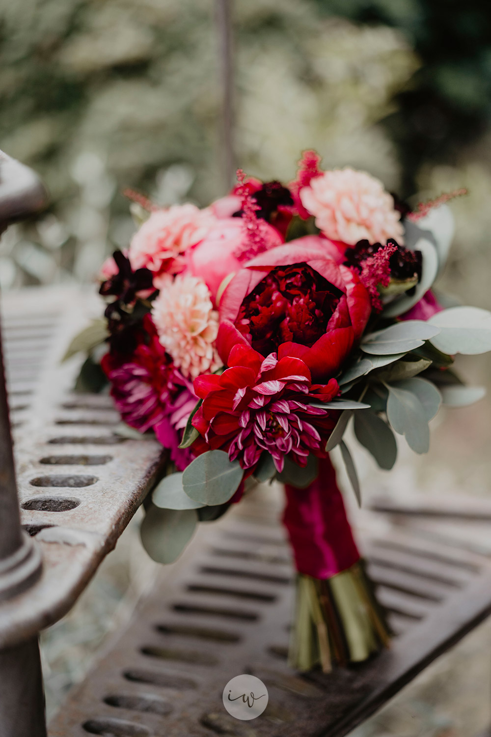 Stunning colorful wedding with strong pinks and reds in Tuscany