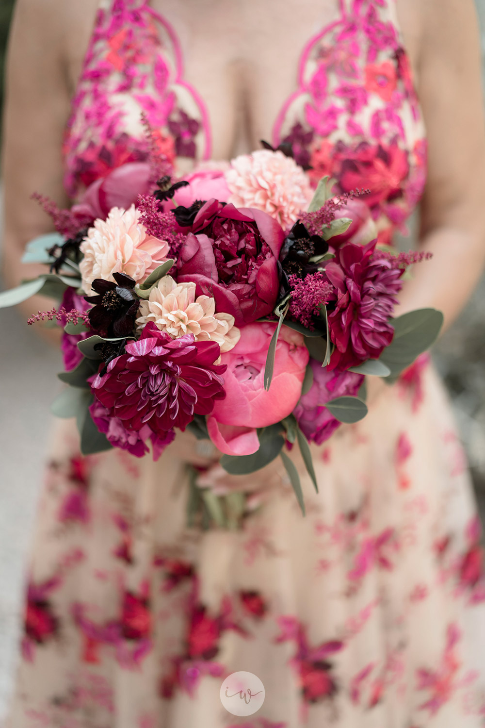 Stunning colorful wedding with strong pinks and reds in Tuscany