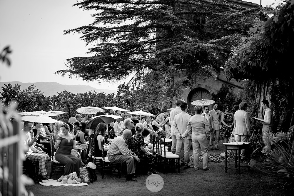 Stunning colorful wedding with strong pinks and reds in Tuscany