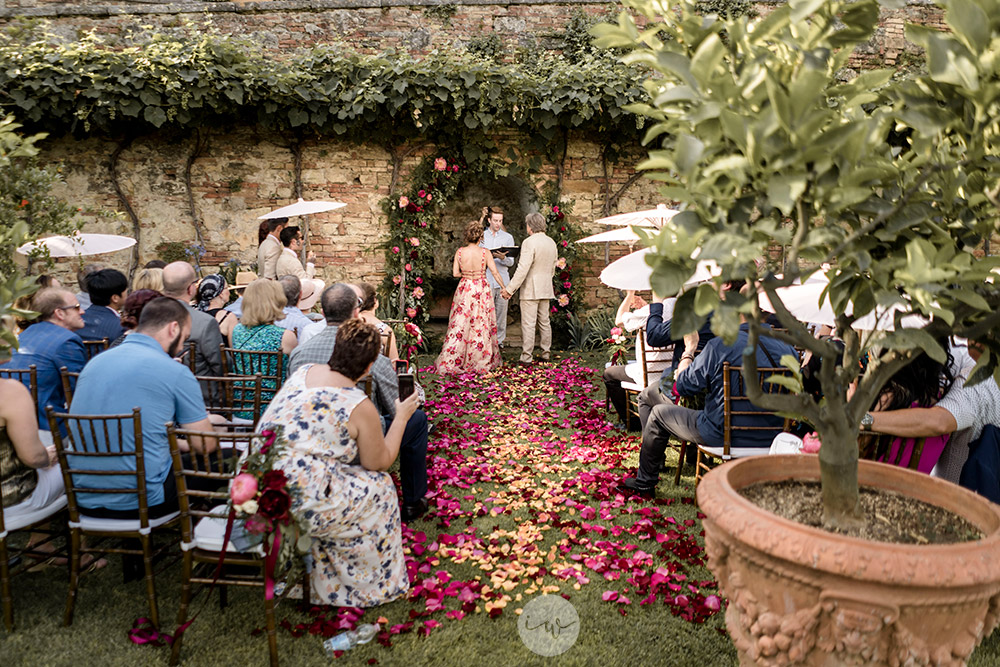 Stunning colorful wedding with strong pinks and reds in Tuscany