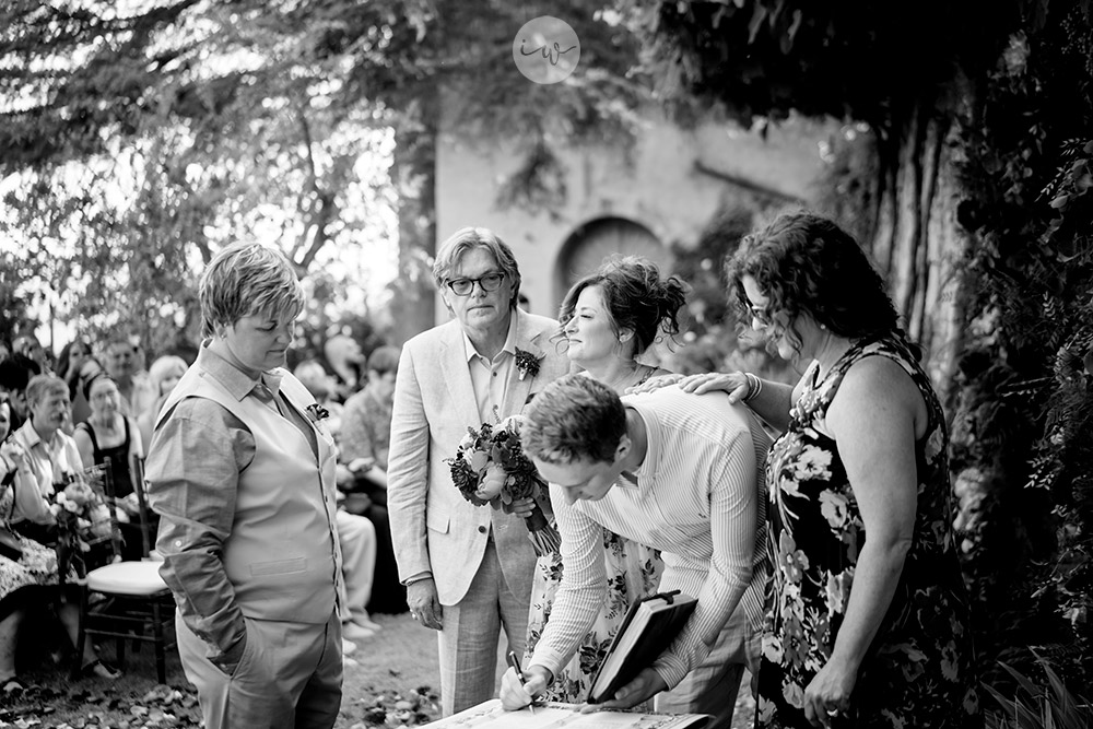 Stunning colorful wedding with strong pinks and reds in Tuscany