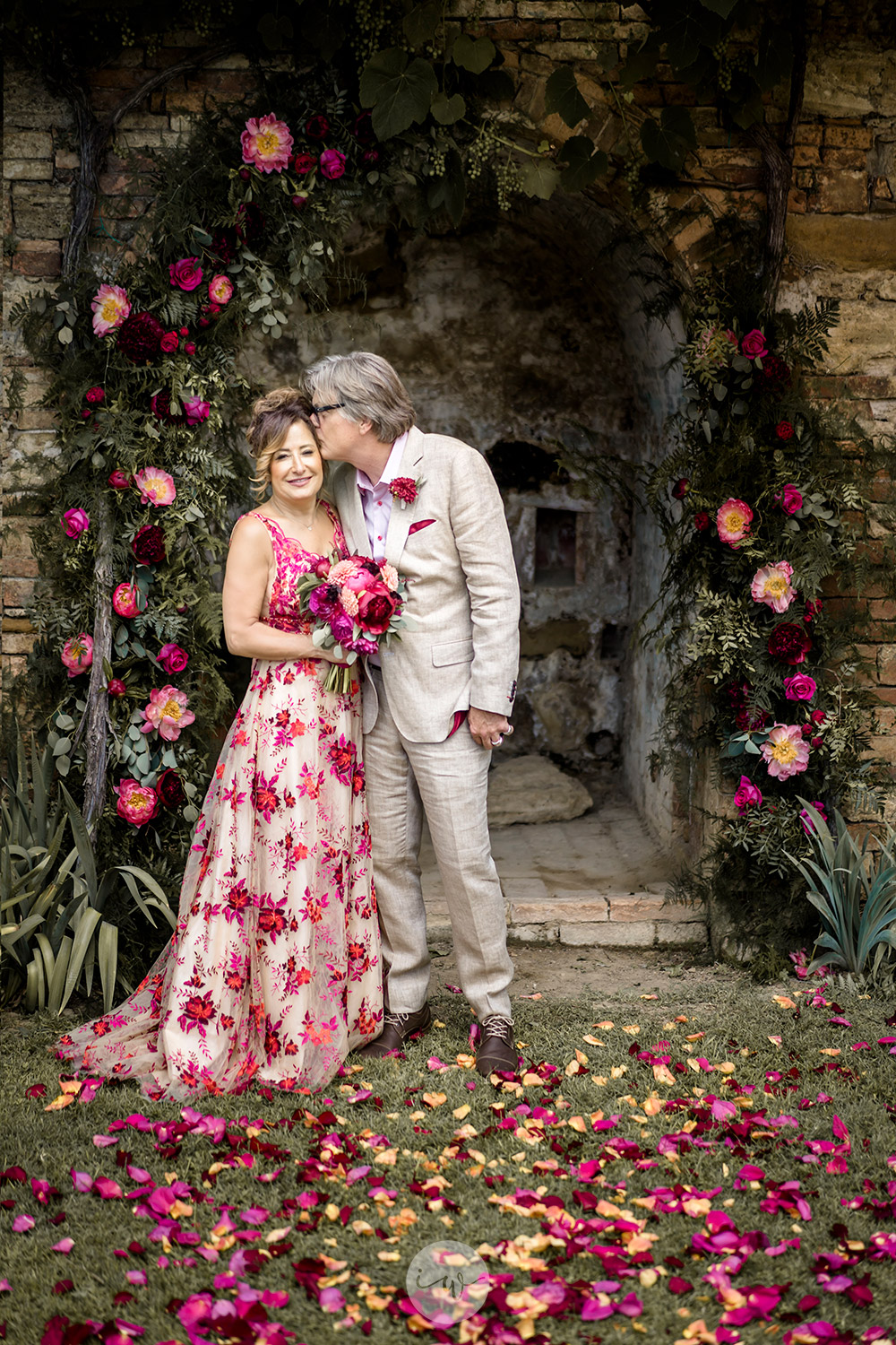 Stunning colorful wedding with strong pinks and reds in Tuscany