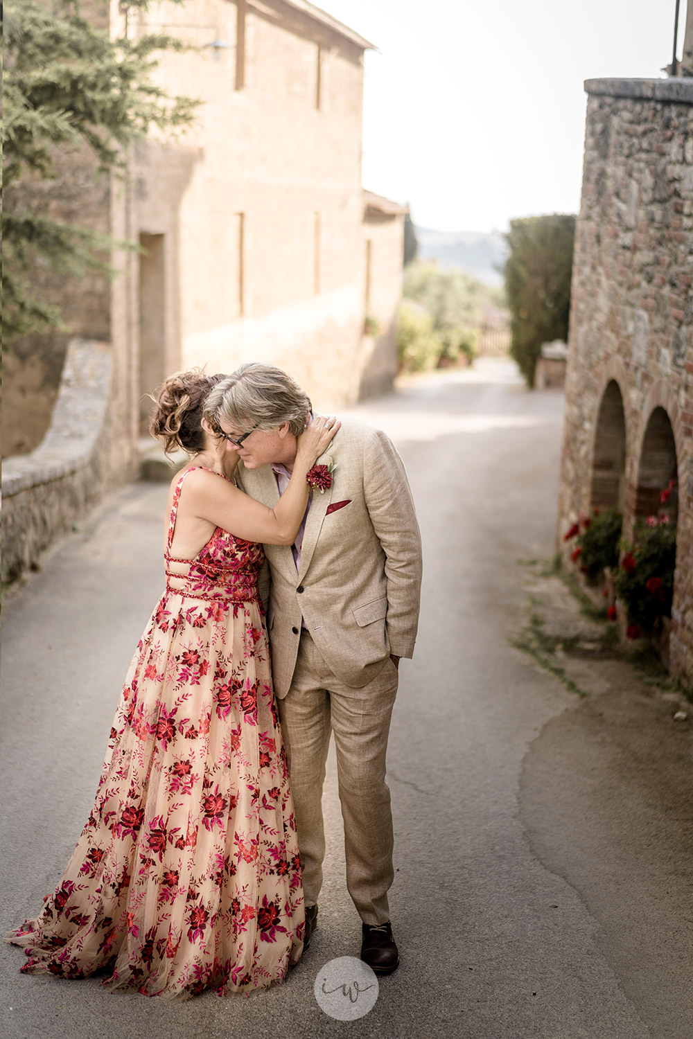 Stunning colorful wedding with strong pinks and reds in Tuscany