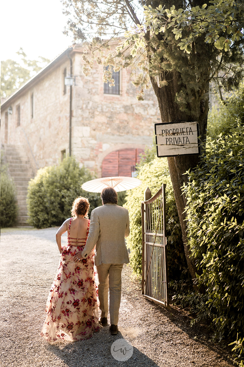 Stunning colorful wedding with strong pinks and reds in Tuscany