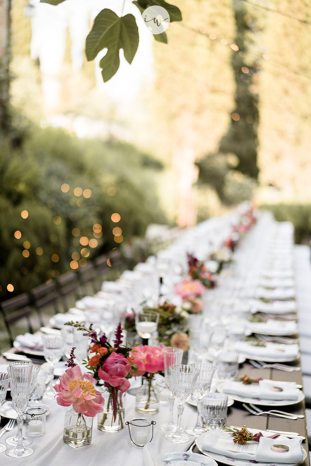 Stunning colorful wedding with strong pinks and reds in Tuscany