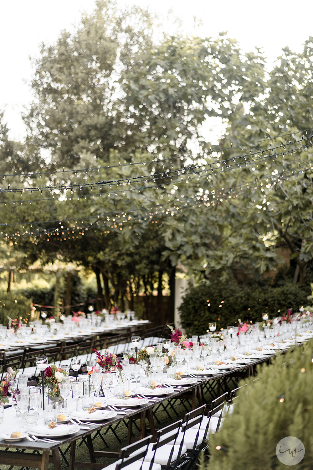 Stunning colorful wedding with strong pinks and reds in Tuscany