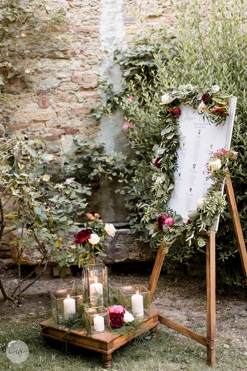 Stunning colorful wedding with strong pinks and reds in Tuscany