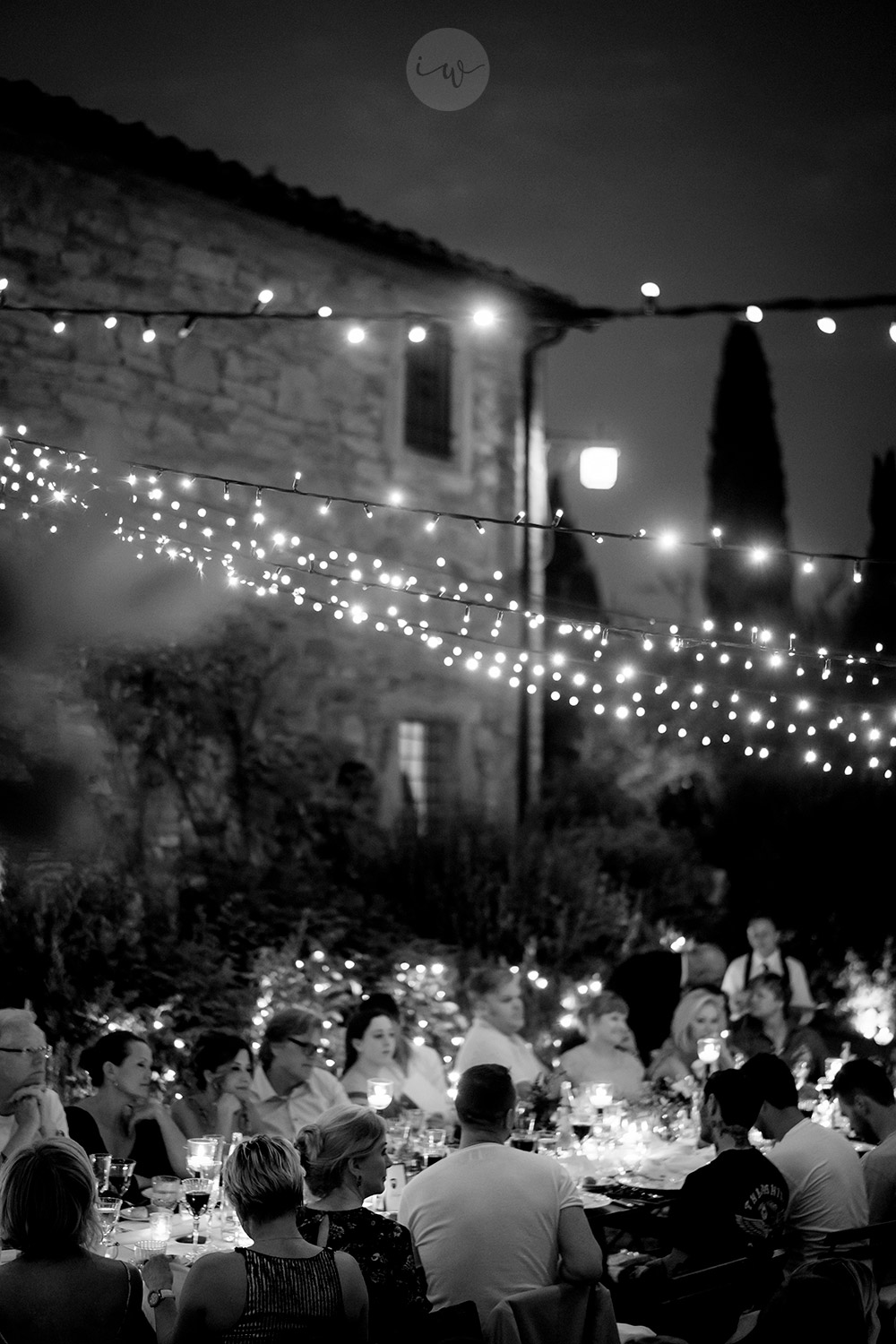 Stunning colorful wedding with strong pinks and reds in Tuscany