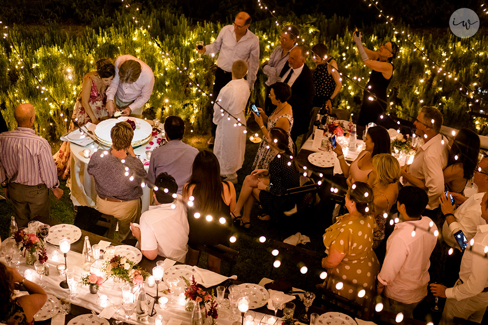 Stunning colorful wedding with strong pinks and reds in Tuscany