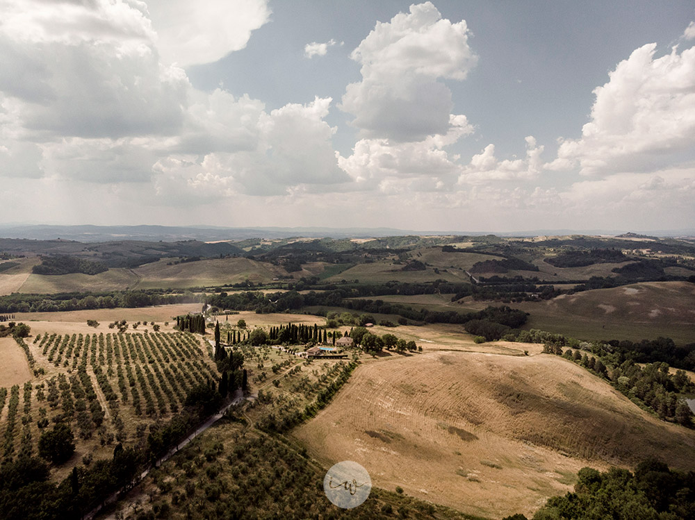 Stunning colorful wedding with strong pinks and reds in Tuscany