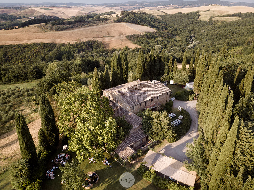 Stunning colorful wedding with strong pinks and reds in Tuscany