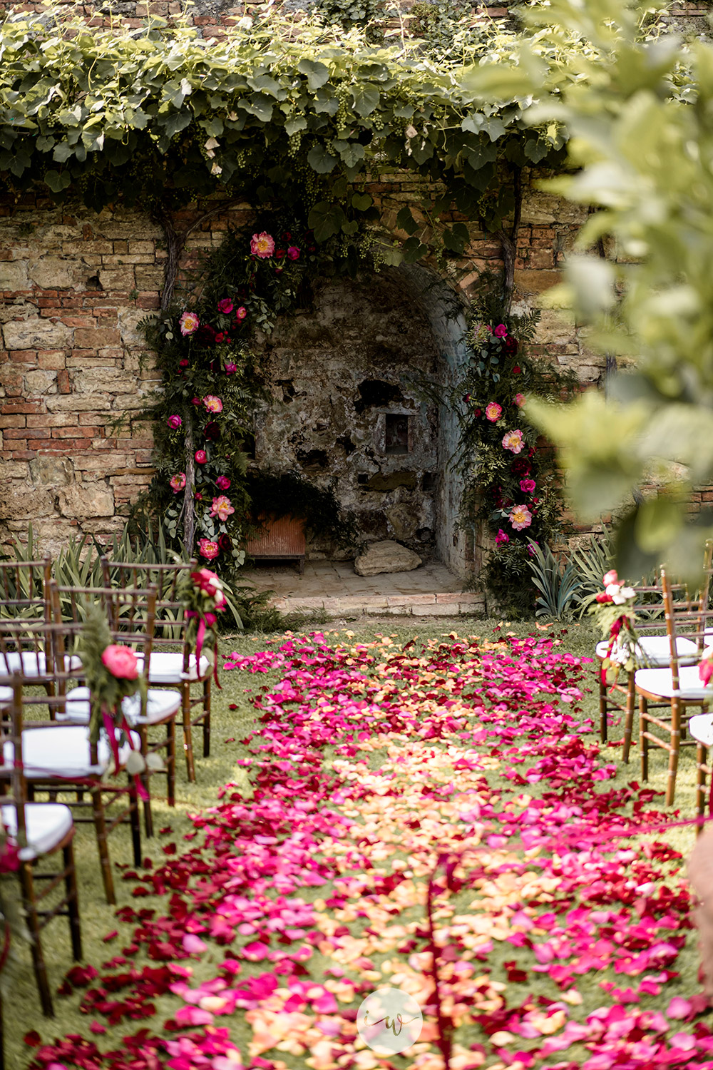 Stunning colorful wedding with strong pinks and reds in Tuscany