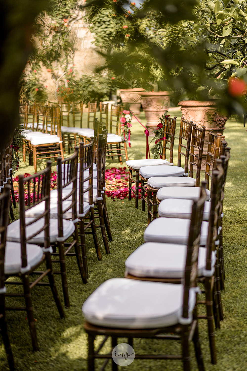 Stunning colorful wedding with strong pinks and reds in Tuscany