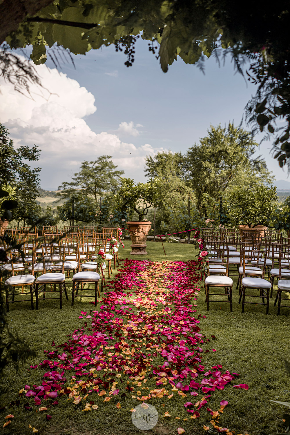 Stunning colorful wedding with strong pinks and reds in Tuscany