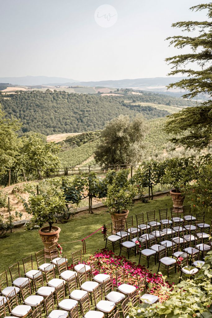 Stunning colorful wedding with strong pinks and reds in Tuscany