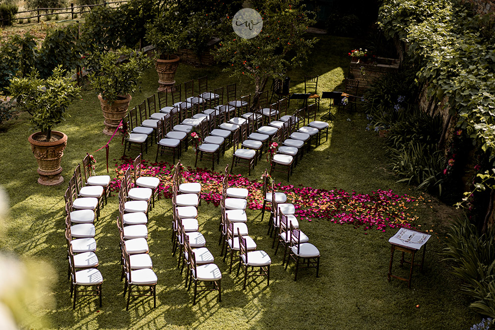 Stunning colorful wedding with strong pinks and reds in Tuscany