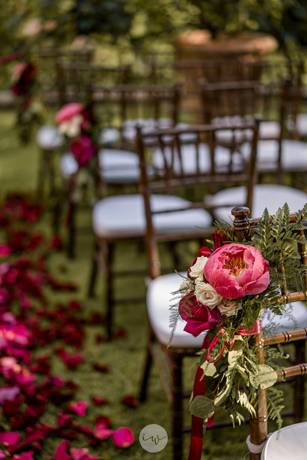 Stunning colorful wedding with strong pinks and reds in Tuscany