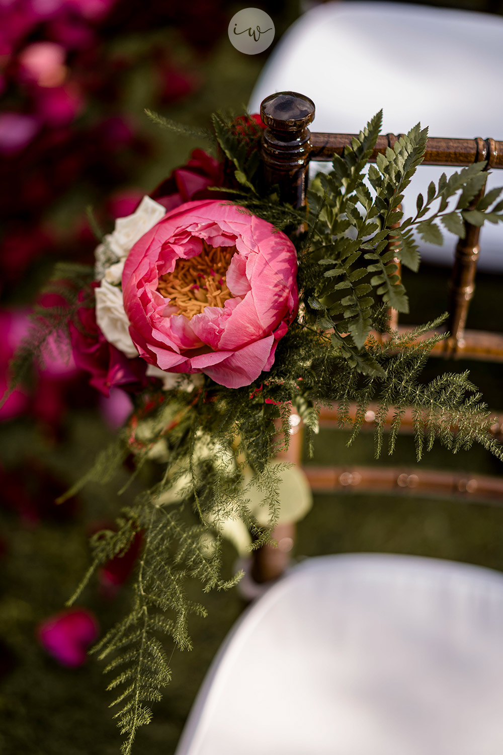 Stunning colorful wedding with strong pinks and reds in Tuscany