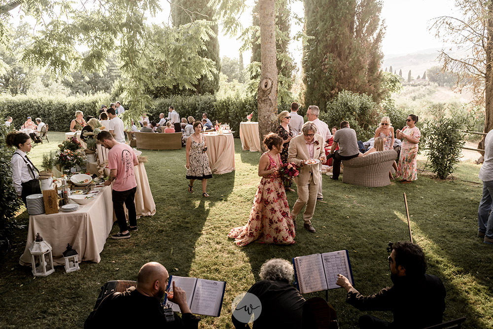 Stunning colorful wedding with strong pinks and reds in Tuscany