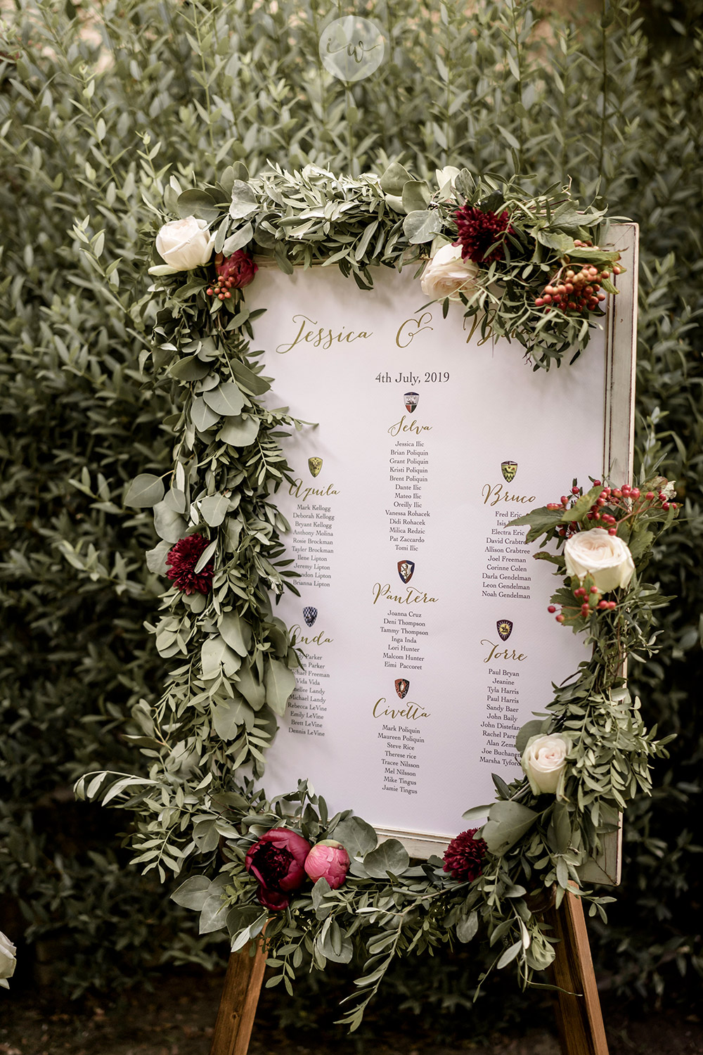 Stunning colorful wedding with strong pinks and reds in Tuscany