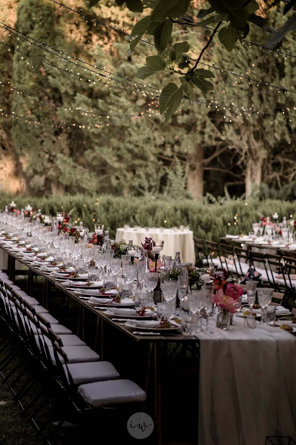 Stunning colorful wedding with strong pinks and reds in Tuscany