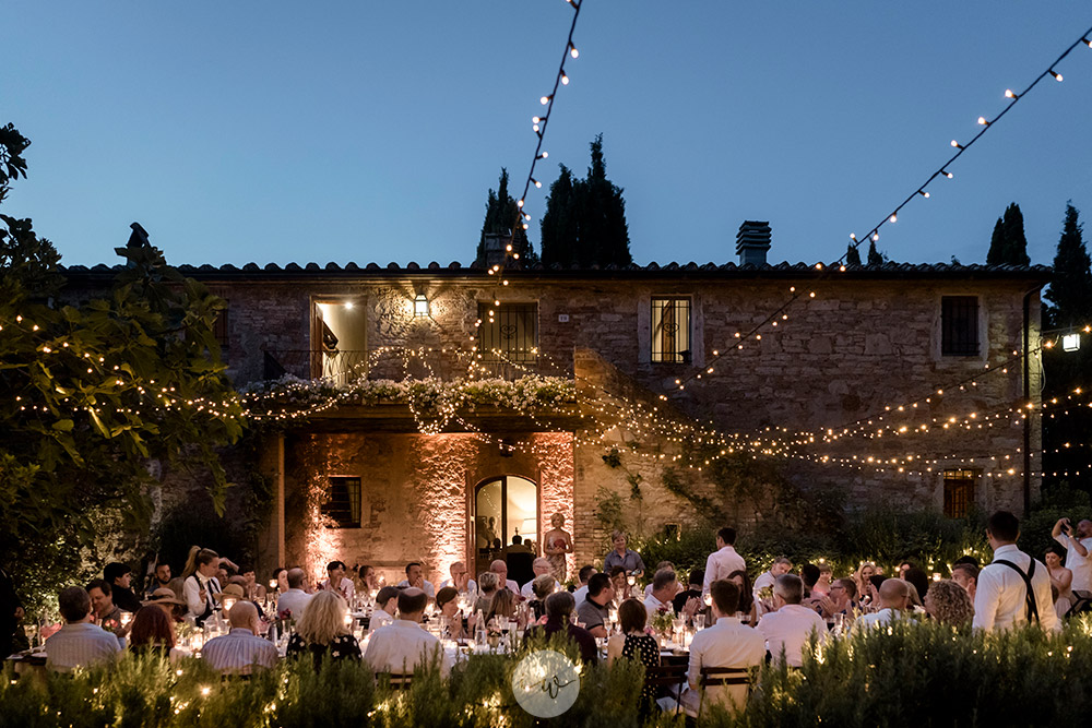 Stunning colorful wedding with strong pinks and reds in Tuscany