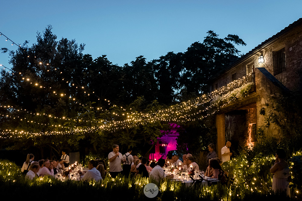 Stunning colorful wedding with strong pinks and reds in Tuscany