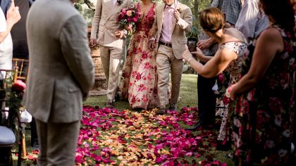 Stunning colorful wedding with strong pinks and reds in Tuscany