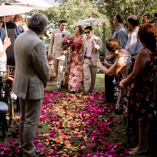 Stunning colorful wedding with strong pinks and reds in Tuscany