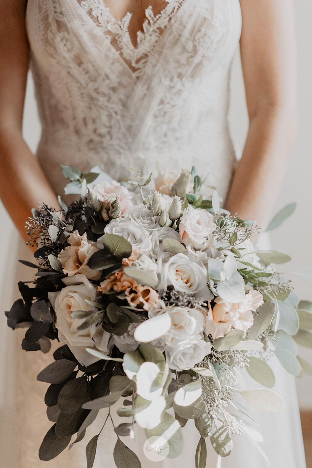 Boho blessing in Umbria Italy white and green details