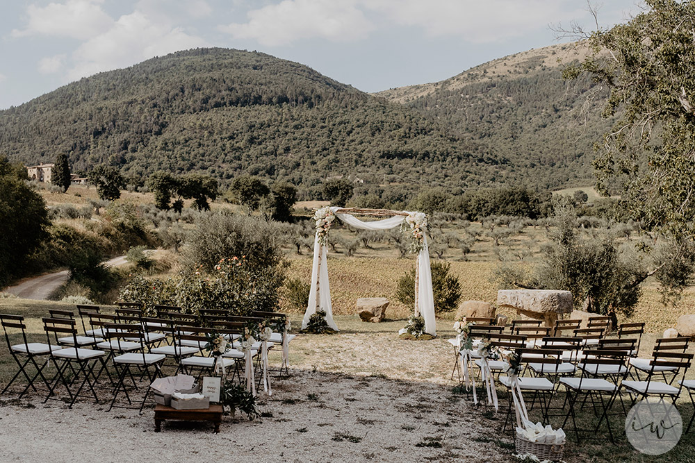 Boho blessing in Umbria Italy white and green details