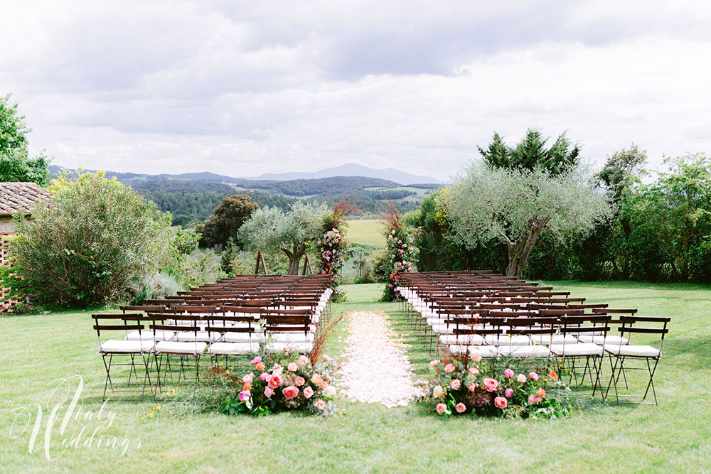 Dreamy vllla blessing in Tuscany floral details