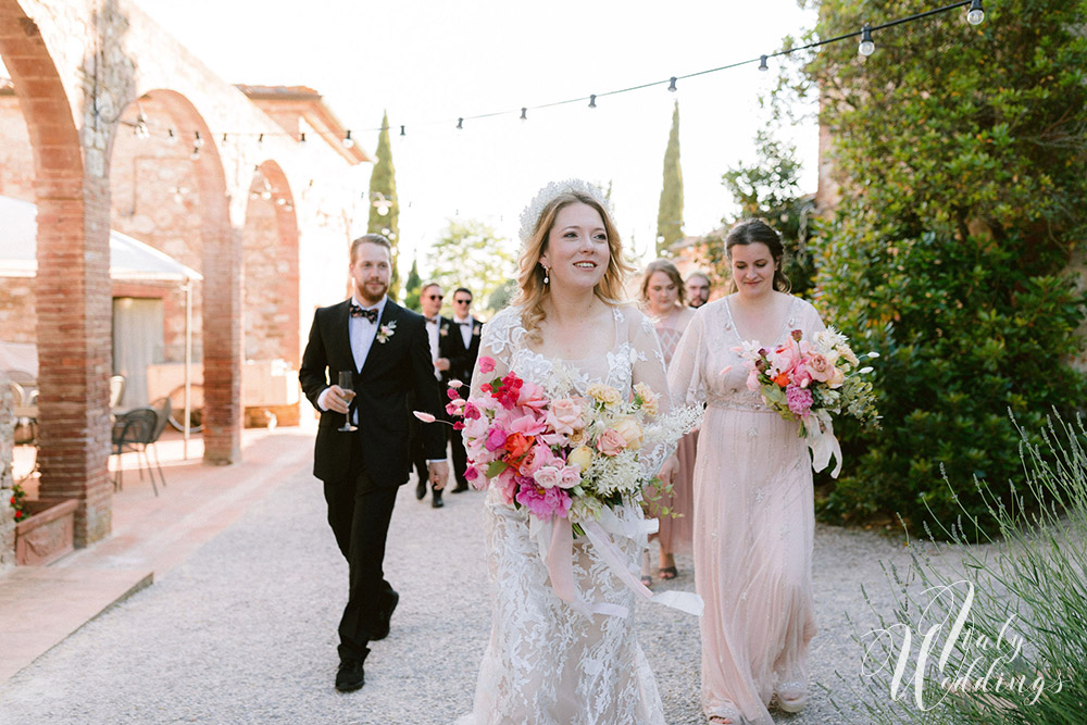 Dreamy vllla blessing in Tuscany bridal style