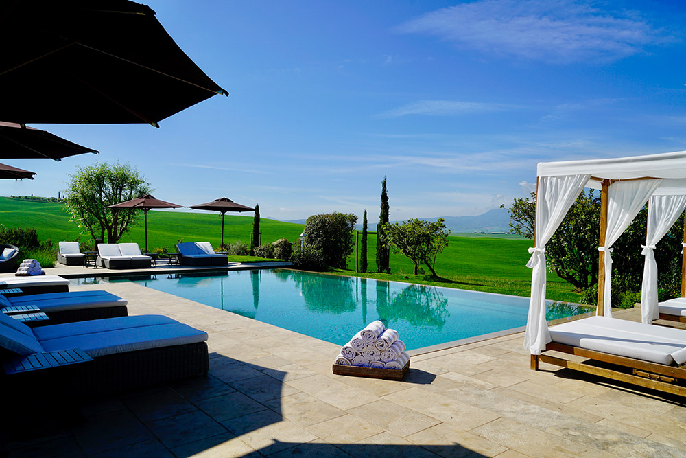 Small villa in Val D'Orcia Tuscany for wedding pool