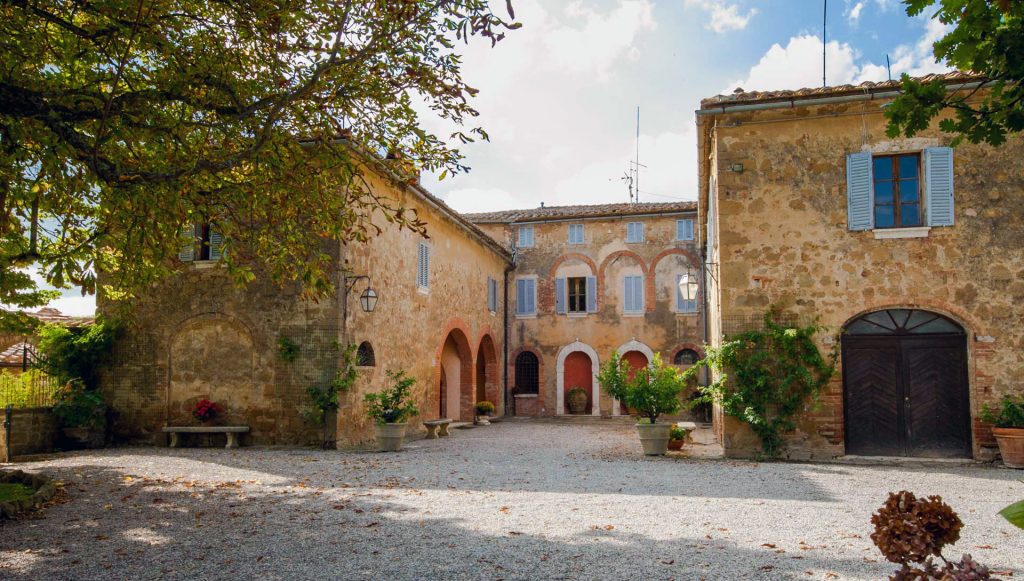 Tuscany romantic small wedding villa courtyard