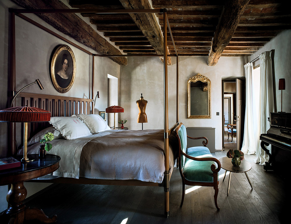Castle in Umbria hotel and wedding retreat suite