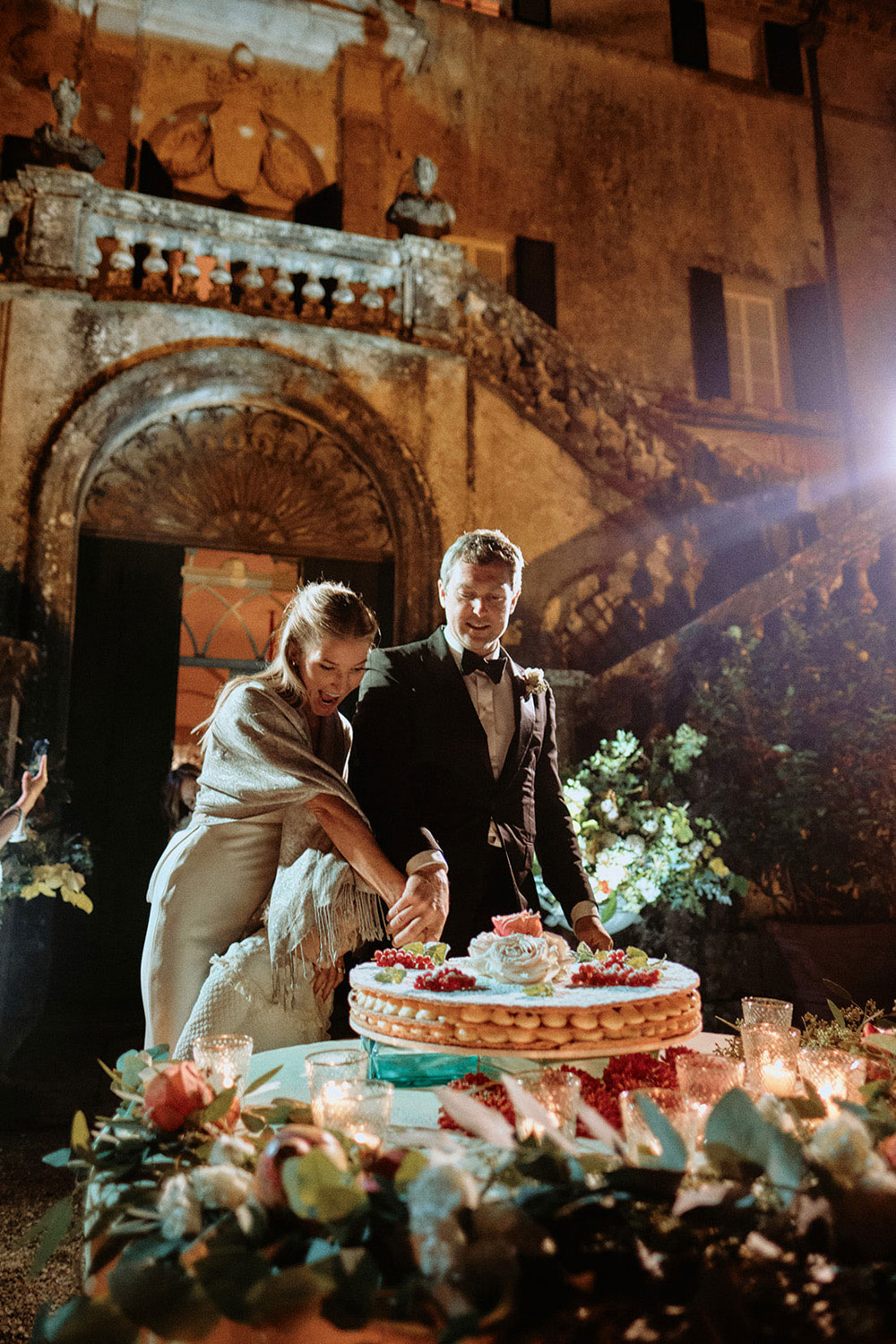 wedding Villa Cetinale Tuscany cake cutting