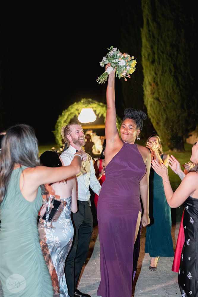 Villa Cetinale Catholic wedding bouquet toss