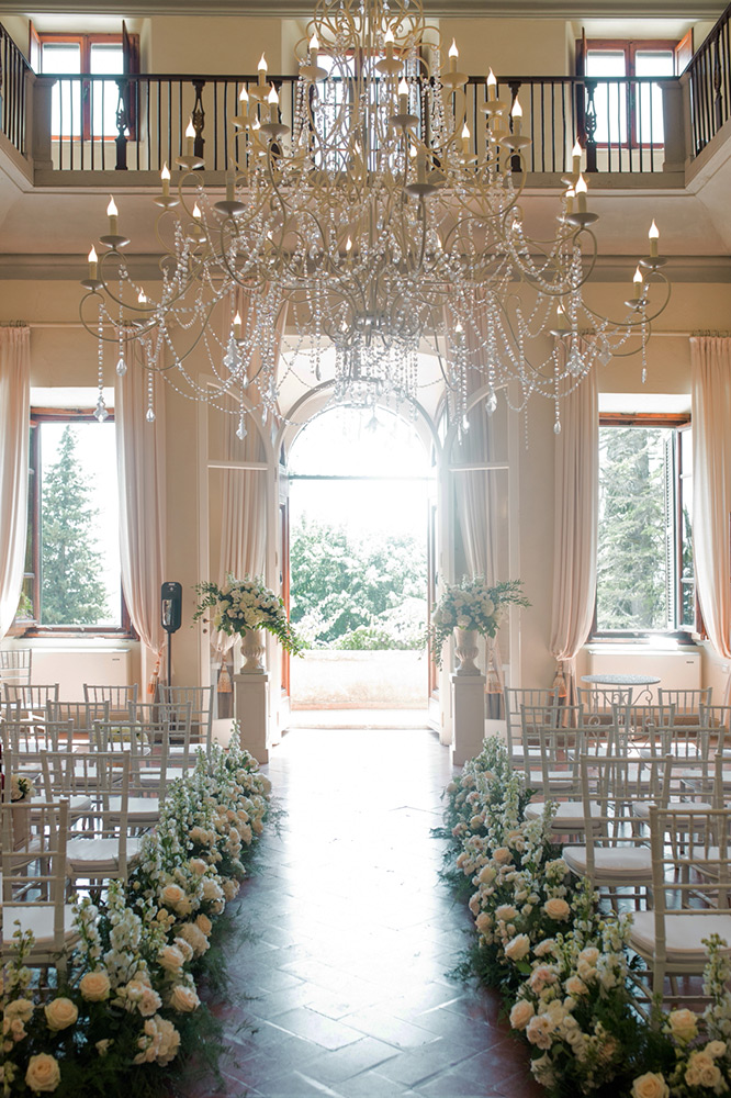 Pure white and sparkling blessing in Villa Ulignano Tuscany