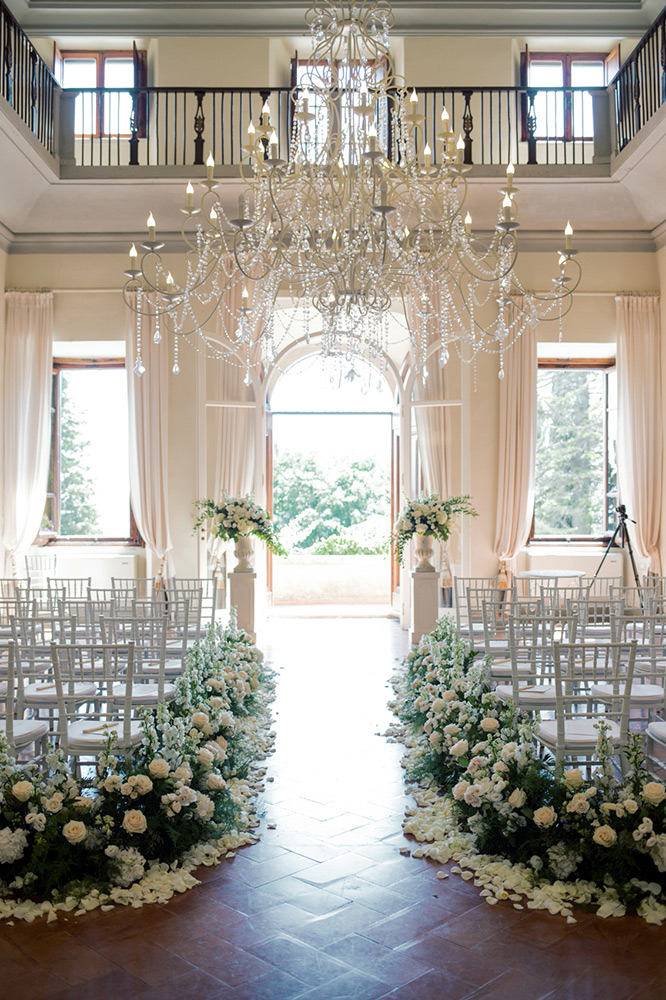 Pure white and sparkling blessing in Villa Ulignano Tuscany