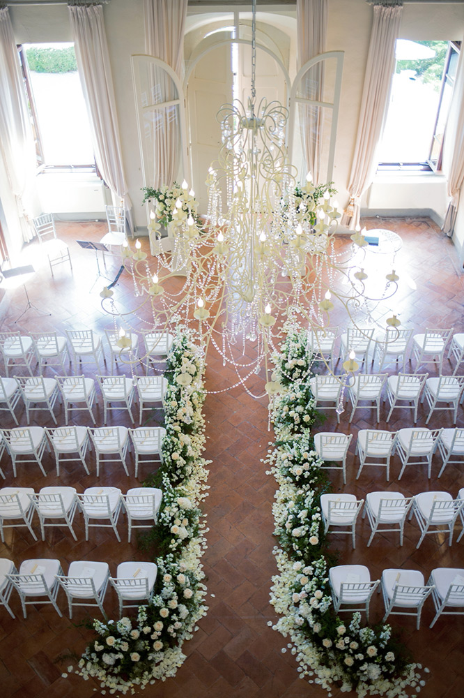 Pure white and sparkling blessing in Villa Ulignano Tuscany